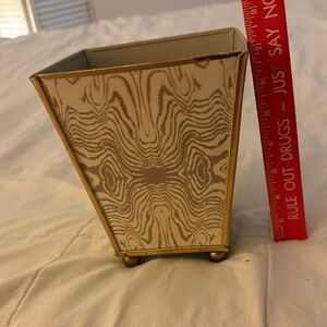 Cream and Gold Marble-Pattern Decorative Vase with Gold Trim